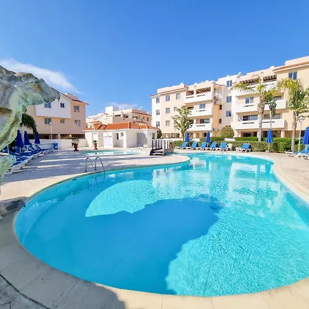 Yaar With Pool, Tennis Court And Bathroom With Bathtub Pyla