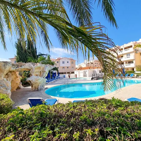 Yaar With Pool, Tennis Court And Bathroom With Bathtub Apartment *