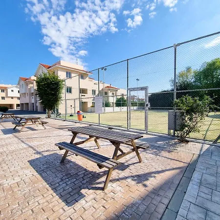 Yaar With Pool, Tennis Court And Bathroom With Bathtub Apartment *
