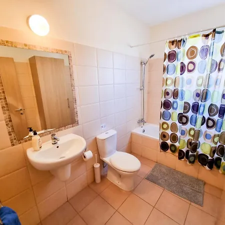 Yaar With Pool, Tennis Court And Bathroom With Bathtub Pyla