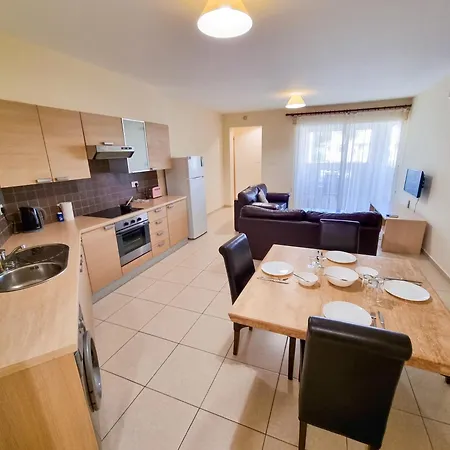 Yaar With Pool, Tennis Court And Bathroom With Bathtub Appartement