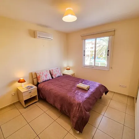 Yaar With Pool, Tennis Court And Bathroom With Bathtub Apartment *
