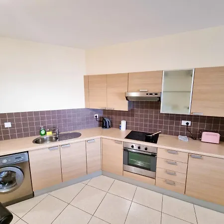 Yaar With Pool, Tennis Court And Bathroom With Bathtub Appartement