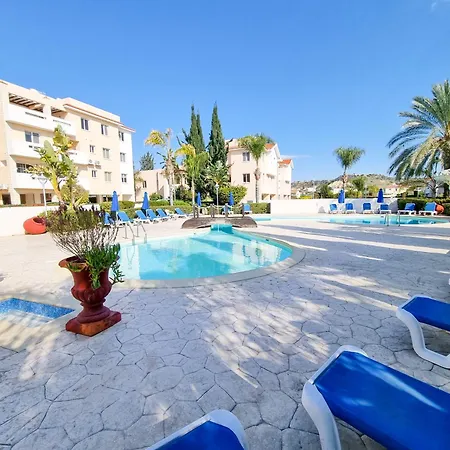 Yaar With Pool, Tennis Court And Bathroom With Bathtub Apartment